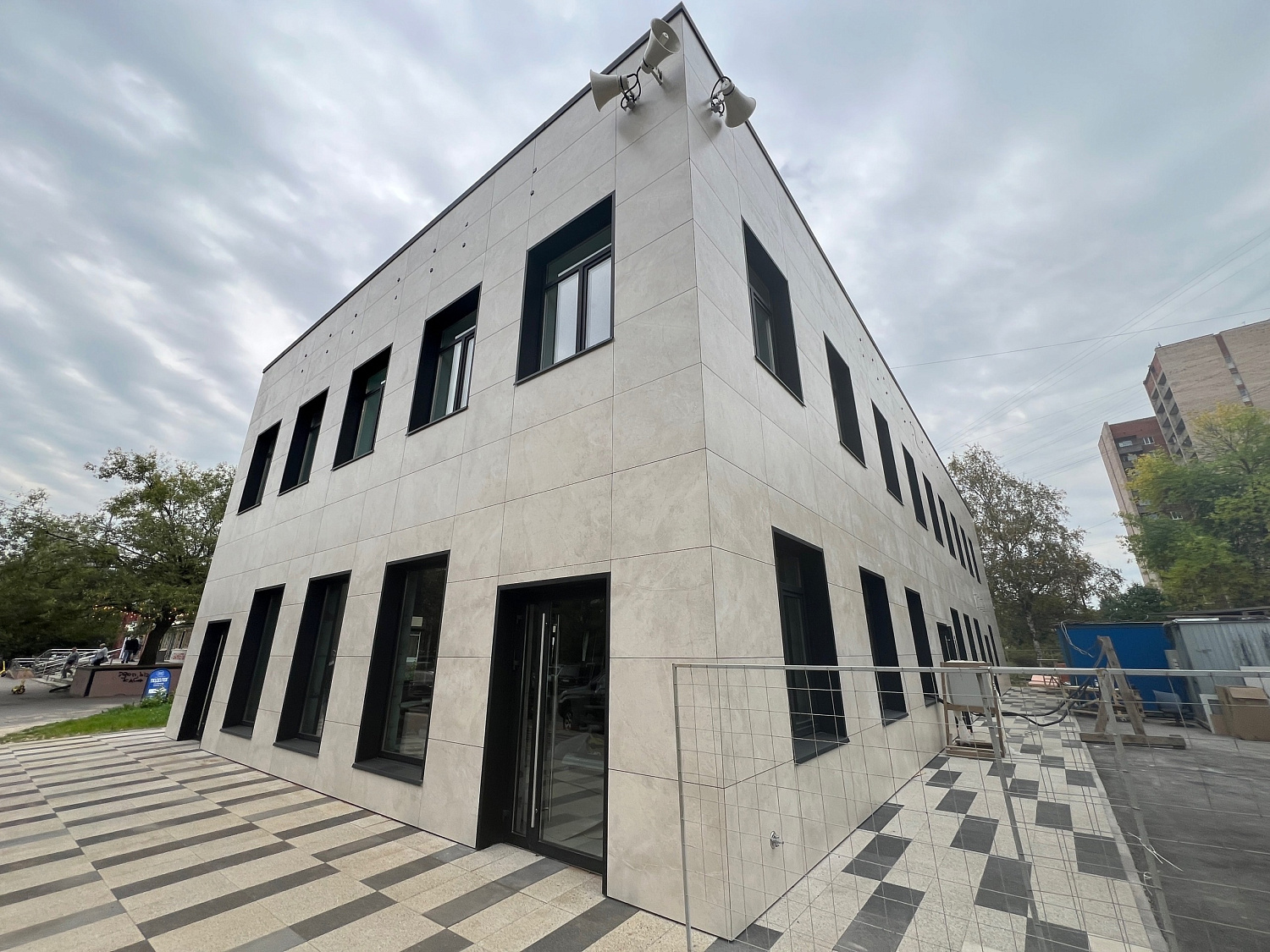 Изготовление дверей на заказ для медицинского центра