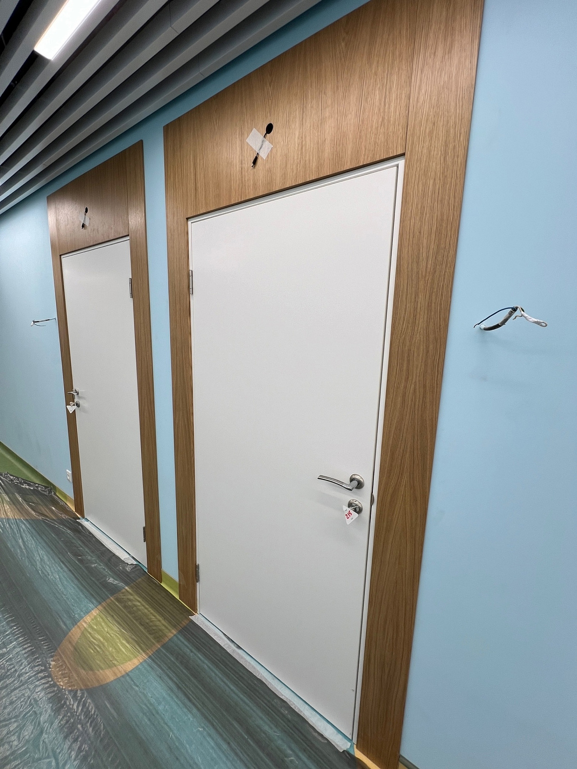 Изготовление дверей на заказ для медицинского центра