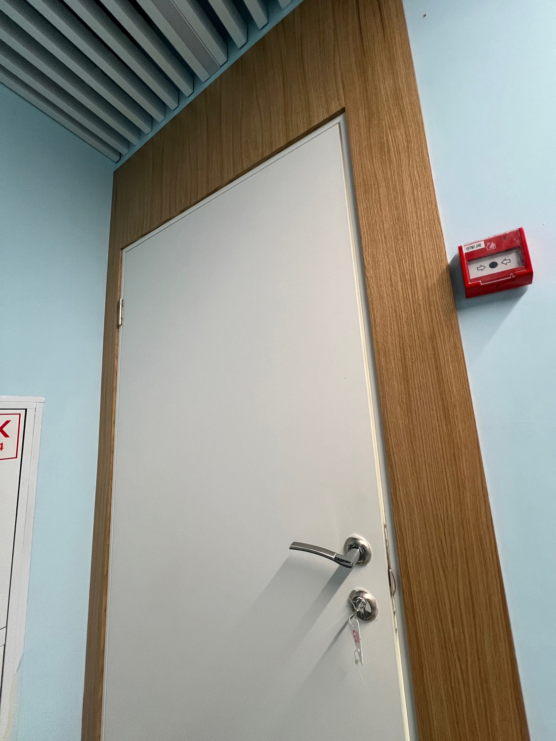 Изготовление дверей на заказ для медицинского центра