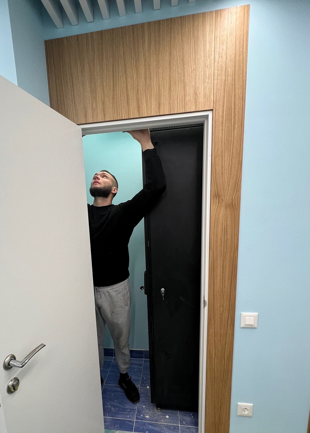 Изготовление дверей на заказ для медицинского центра