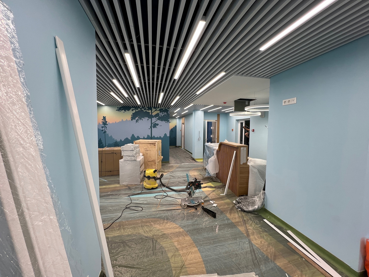 Изготовление дверей на заказ для медицинского центра