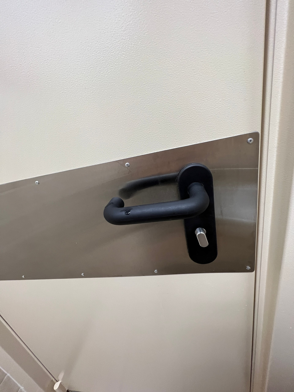 Ответы на вопросы о противопожожарных дверях: выбор, требования, установка